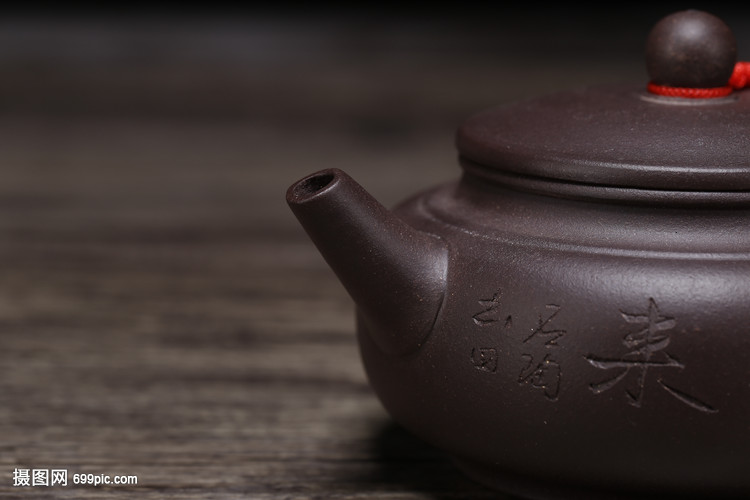 茶香雅韻與妝點華彩 紫砂壺與化妝品的東方美學